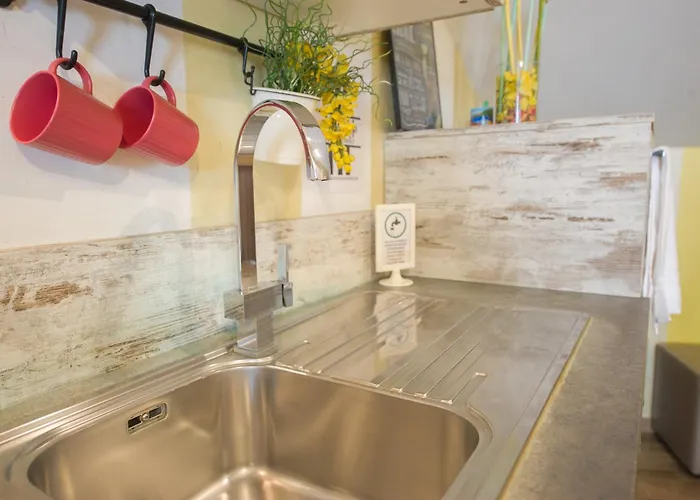 Amazing Attic Max 10 People With Parking & Wifi, Near To 3 Tram Lines And To The Metro - Well Connected To Airports And To The Train Station Μιλάνο