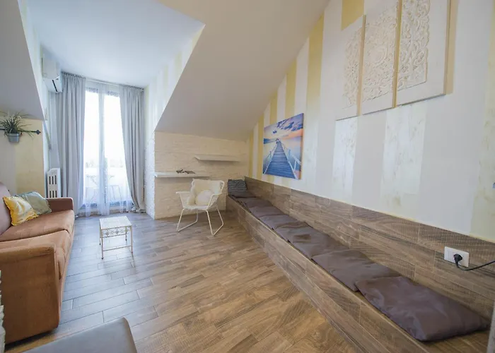 Amazing Attic Max 10 People With Parking & Wifi, Near To 3 Tram Lines And To The Metro - Well Connected To Airports And To The Train Station Apartment Milan