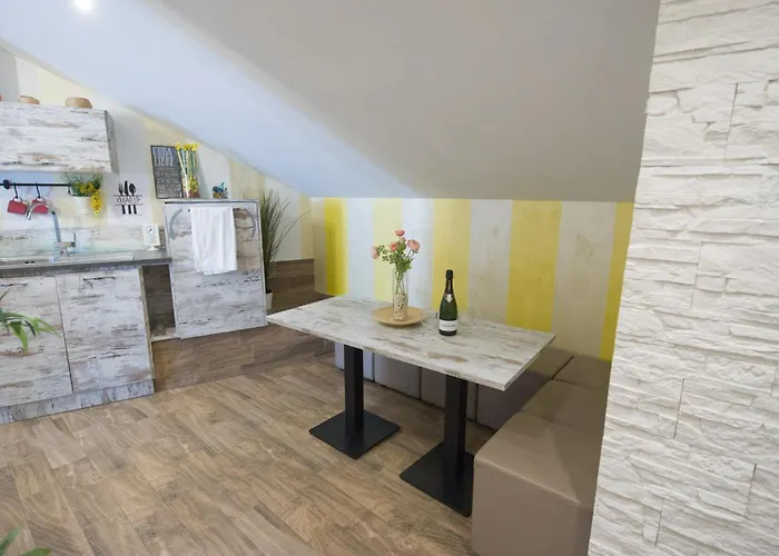 Apartmán Amazing Attic Max 10 People With Parking & Wifi, Near To 3 Tram Lines And To The Metro - Well Connected To Airports And To The Train Station
