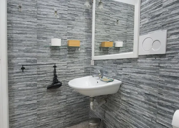 Amazing Attic Max 10 People With Parking & Wifi, Near To 3 Tram Lines And To The Metro - Well Connected To Airports And To The Train Station Διαμέρισμα *