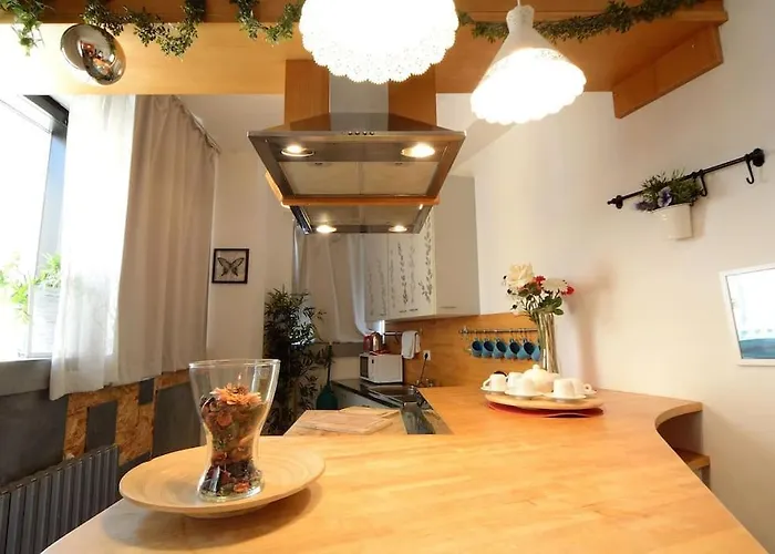 Argento, Bright Flat In The Center, 7 Guests, Parking & Wifi, Near To 3 Tram Lines And The Metro - Well Connected To Airports And To The Train Station