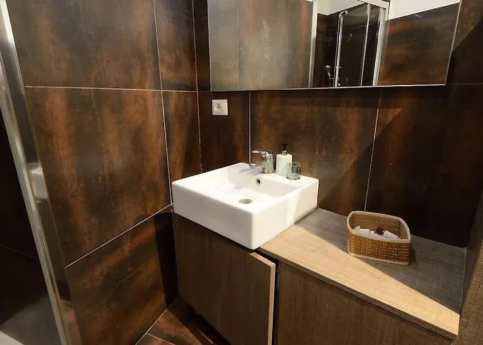شقة Argento, Bright Flat In The Center, 7 Guests, Parking & Wifi, Near To 3 Tram Lines And The Metro - Well Connected To Airports And To The Train Station *