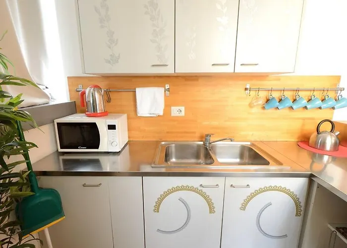 Argento, Bright Flat In The Center, 7 Guests, Parking & Wifi, Near To 3 Tram Lines And The Metro - Well Connected To Airports And To The Train Station