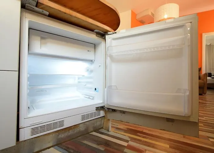 Argento, Bright Flat In The Center, 7 Guests, Parking & Wifi, Near To 3 Tram Lines And The Metro - Well Connected To Airports And To The Train Station דירה