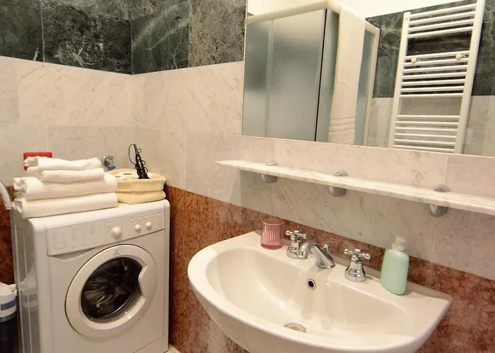 Apartment Bellissimo Mini A Tema Bandiera Italiana, Potente Wi-fi, 3 Linee Metropolitane Dietro Casa, Collegato Direttamente Con Aeroporto Di Malpensa E Rho Fiera *