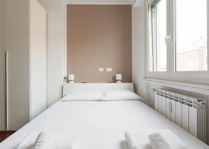 Guesthost - Lorenteggio Gelsomini Cozy アパート ミラノ