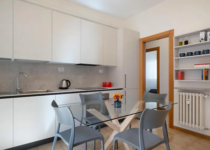 Homemi Sant'ambrogio Ii * Milão