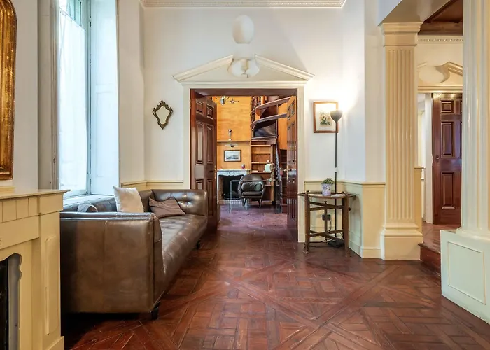 Exclusive 4 Bedrooms Near Duomo Apartmán