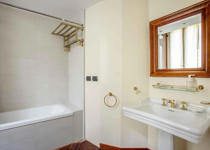 Exclusive 4 Bedrooms Near Duomo Apartmán