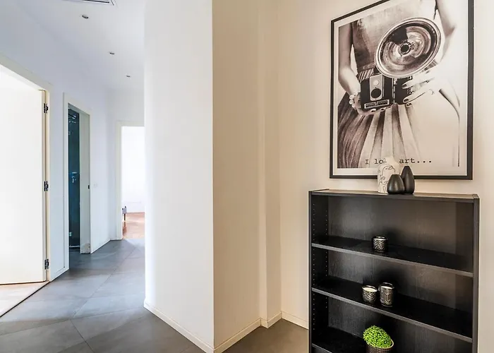 Exclusive 3 Bedrooms Near Duomo 아파트 *