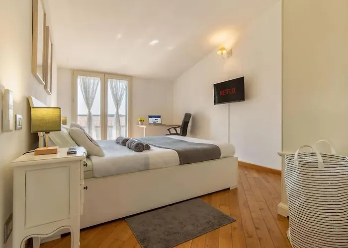 Unique & Strategic Flat, 50m From M4 Station Daire *