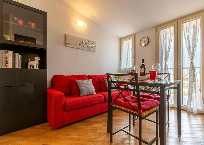 Unique & Strategic Flat, 50m From M4 Station Daire