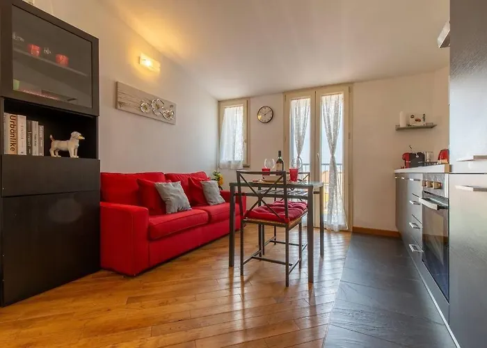 Unique & Strategic Flat, 50m From M4 Station Daire