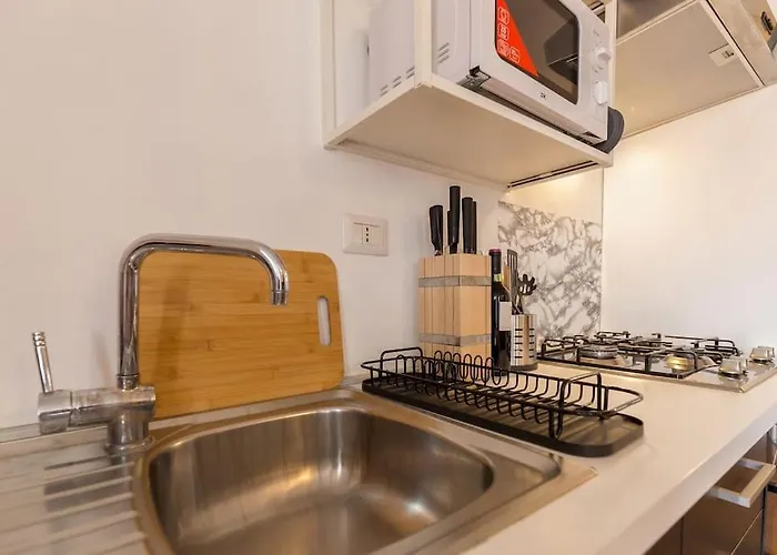 Unique & Strategic Flat, 50m From M4 Station *