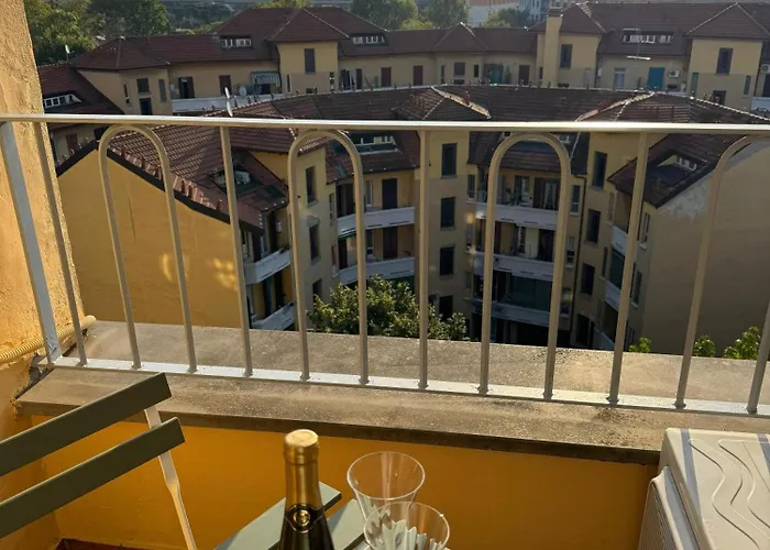 Attico Con Balcone In Centro A Isola Apartmán *