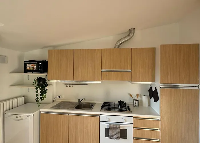 Attico Con Balcone In Centro A Isola Apartmán