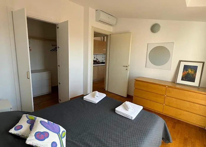 Isola- Attico Con Balcone Daire