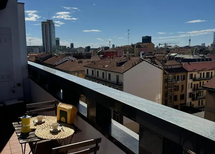 Isola- Attico Con Balcone Milano