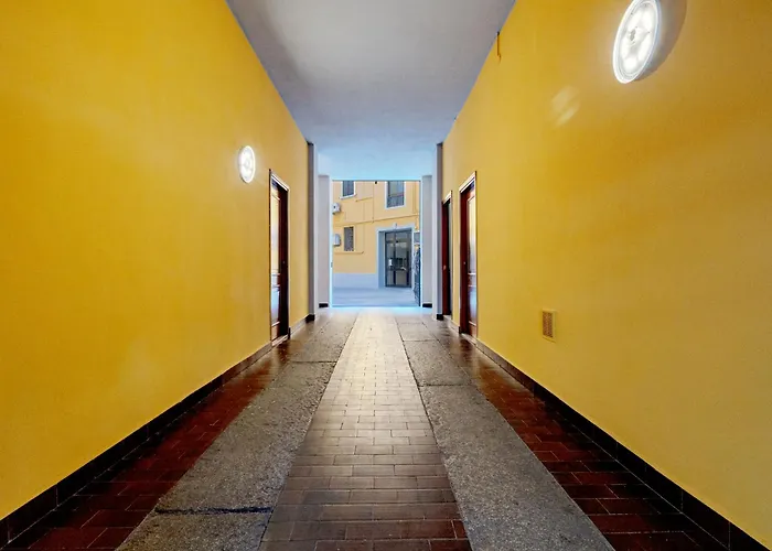 Comfortable Typical Old Style דירה *