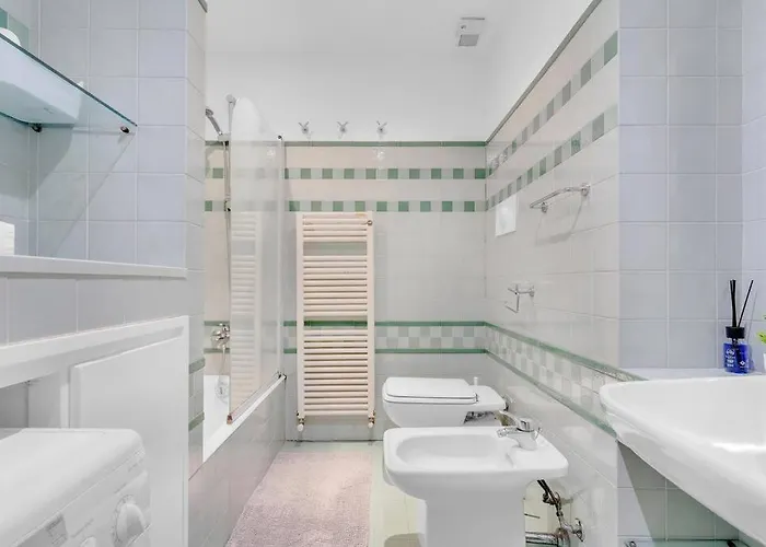 E Luminoso-4 Persone-metro M2 E Navigli Milan