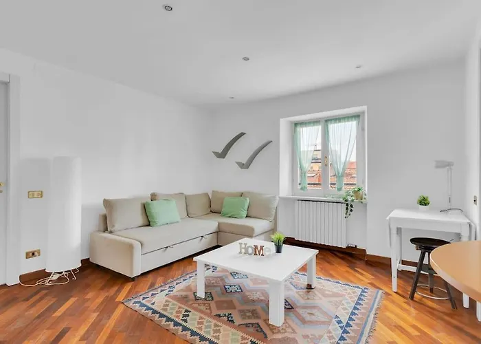 E Luminoso-4 Persone-metro M2 E Navigli *