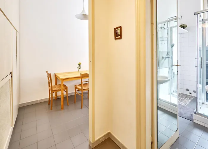 Appartement Classic Commenda - Porta Romana - 150 Meters From Mangiagalli Milaan