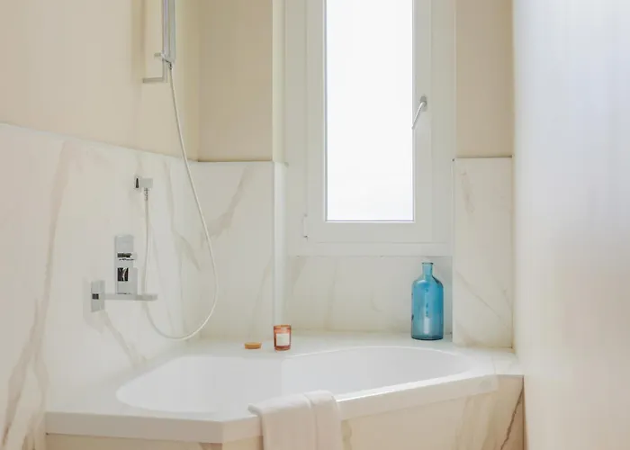 The Rent - Spacious And Renovated Multi-room In The Missori Area Appartamento Milano