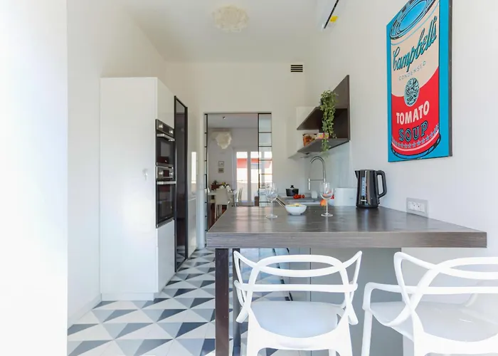 The Rent - Spacious And Renovated Multi-room In The Missori Area Milano