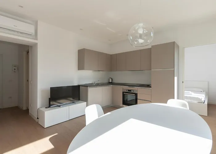 Youhosty - Bright Gioia Милан