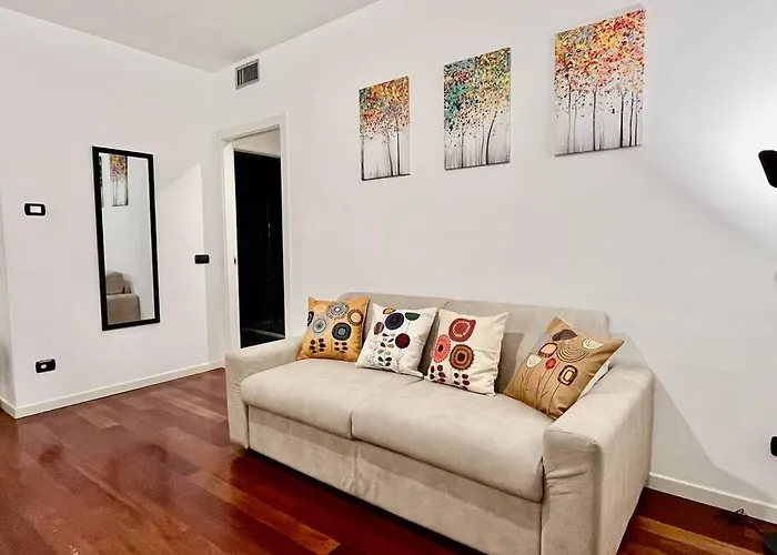 Apartment Station, 4-bed With Terrace Milan