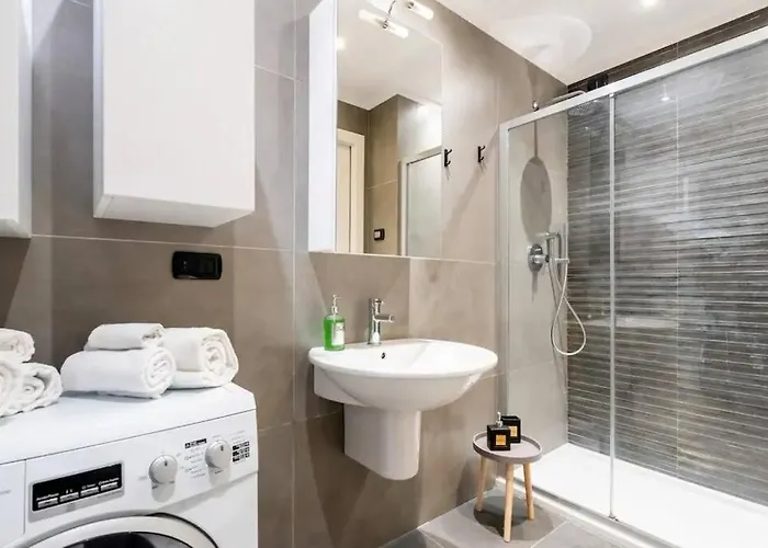 Station, 4-bed With Terrace Apartment