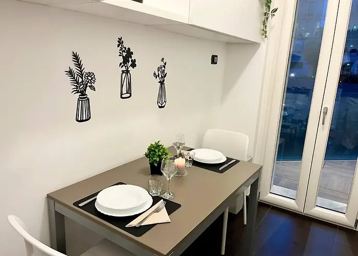 Station, 4-bed With Terrace Apartment