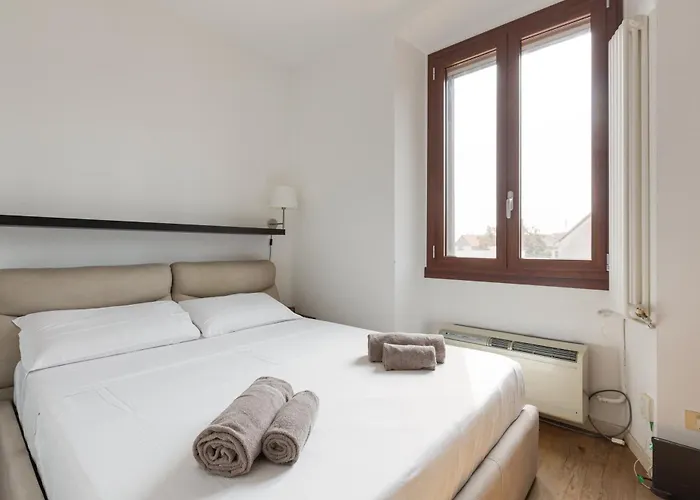 Guesthost - Darsena Navigli - Porta Genova M2 Milano