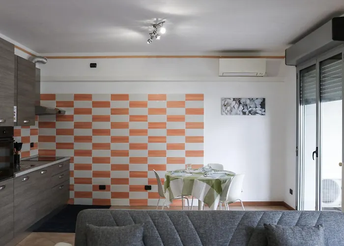 Urban Balcony Hideaway - 3 People *