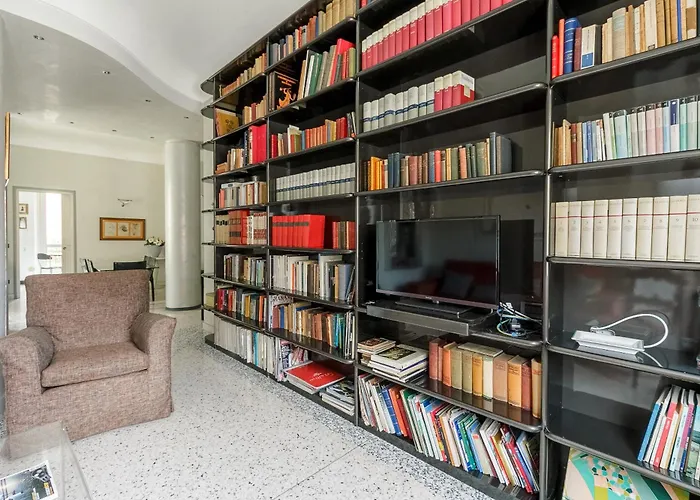 Homycare Stylish With Jacuzzi & Balcony Steps From Duomo Apartament