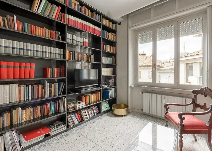 Appartement Homycare Stylish With Jacuzzi & Balcony Steps From Duomo Milaan