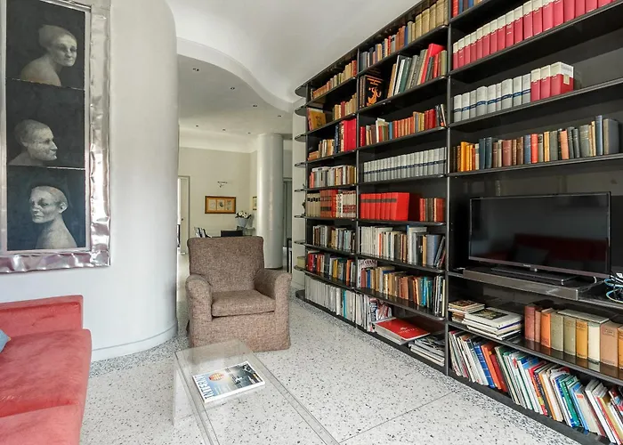 Appartement Homycare Stylish With Jacuzzi & Balcony Steps From Duomo Milaan