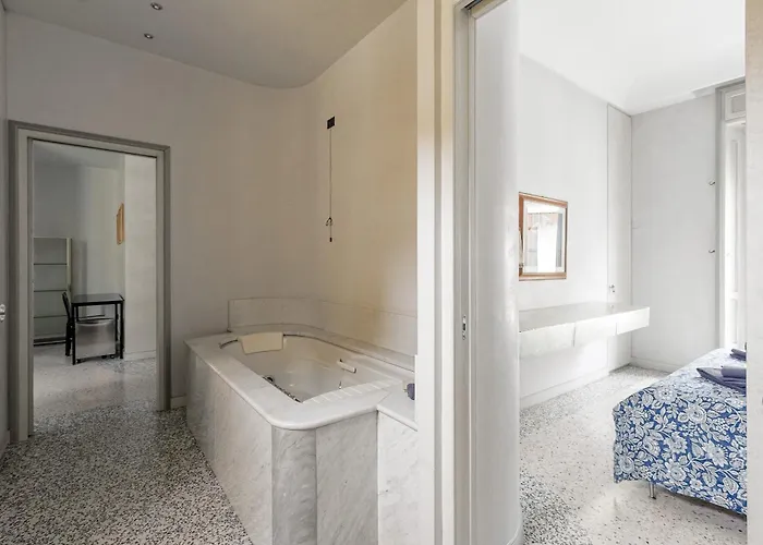 Homycare Stylish With Jacuzzi & Balcony Steps From Duomo *