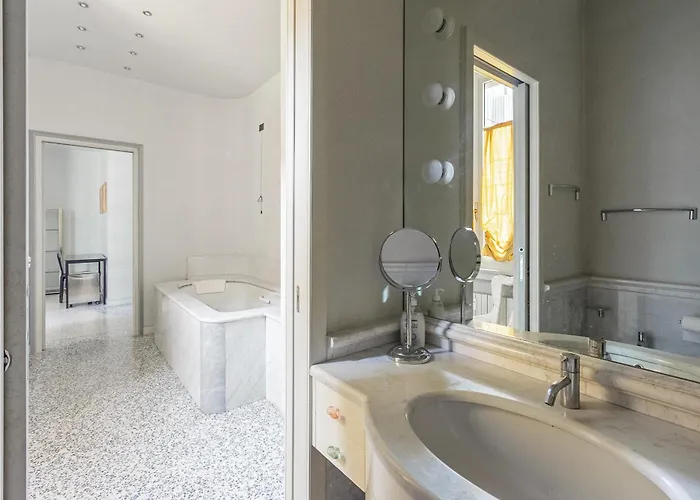 アパート Homycare Stylish With Jacuzzi & Balcony Steps From Duomo ミラノ