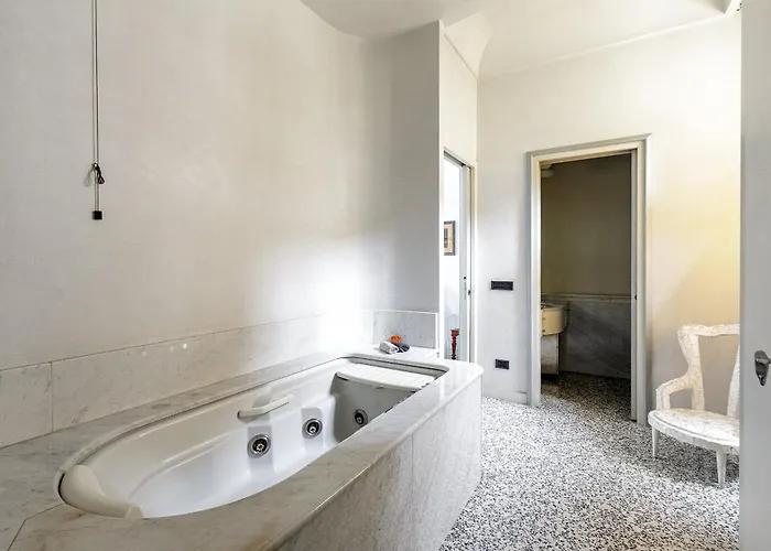 Homycare Stylish With Jacuzzi & Balcony Steps From Duomo *