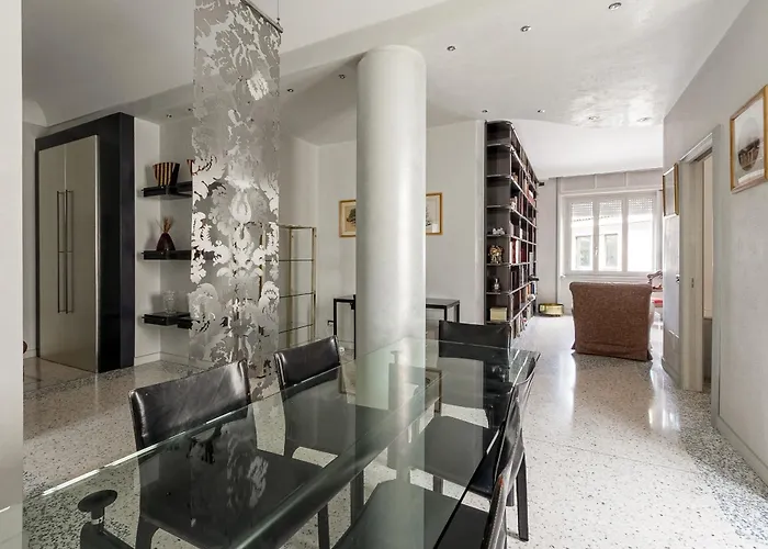 Homycare Stylish With Jacuzzi & Balcony Steps From Duomo * Milaan