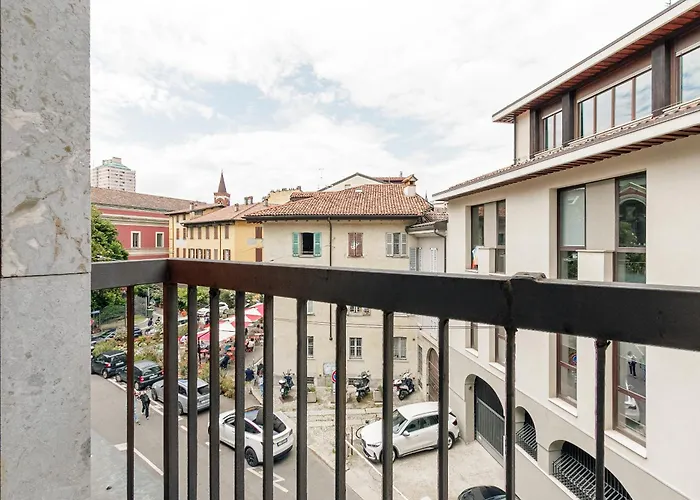 Appartement Homycare Stylish With Jacuzzi & Balcony Steps From Duomo Milaan