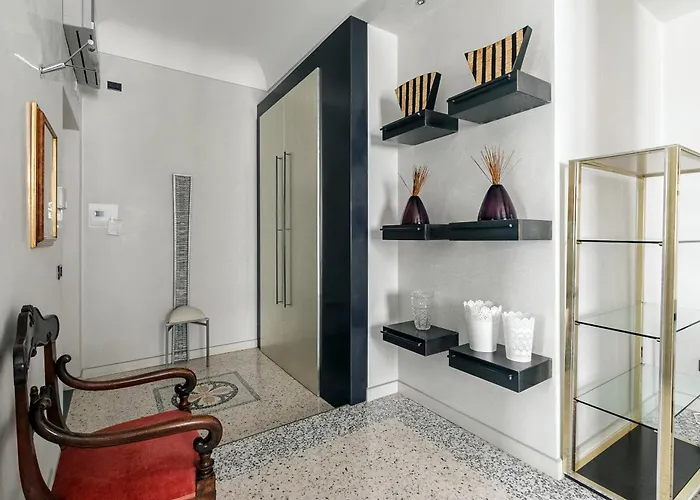 Homycare Stylish With Jacuzzi & Balcony Steps From Duomo Milaan