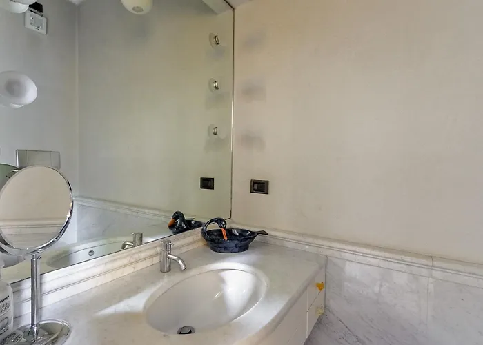 Homycare Stylish With Jacuzzi & Balcony Steps From Duomo * Milaan