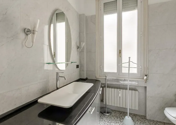 Appartement Homycare Stylish With Jacuzzi & Balcony Steps From Duomo Milaan