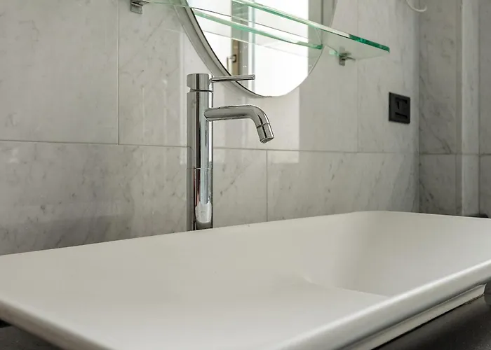 Homycare Stylish With Jacuzzi & Balcony Steps From Duomo Appartement *