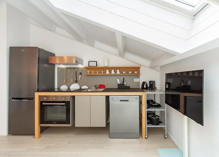 아파트 Welcome To The Center Of *