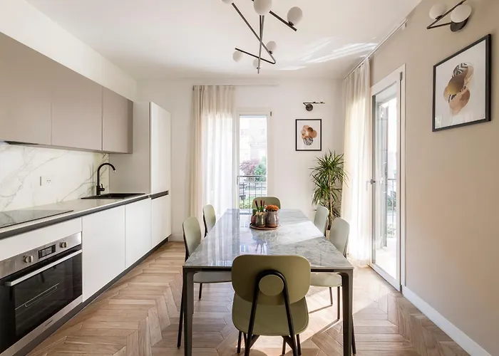 Modigliani Terrace Jacuzzi Golden House *