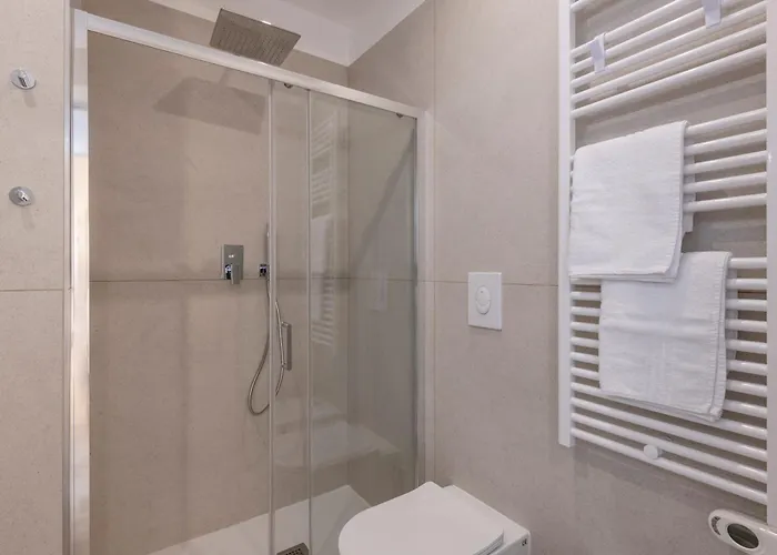 Caracciolo, 28 - Ampio Per 5, Posizione Perfetta * Milano