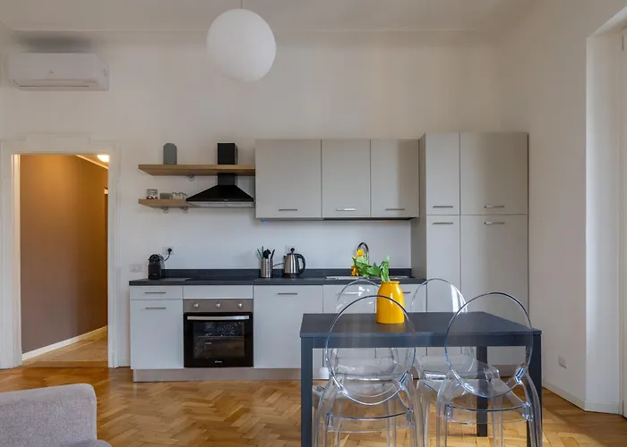 In Historic Building- Porta Venezia Apartamento